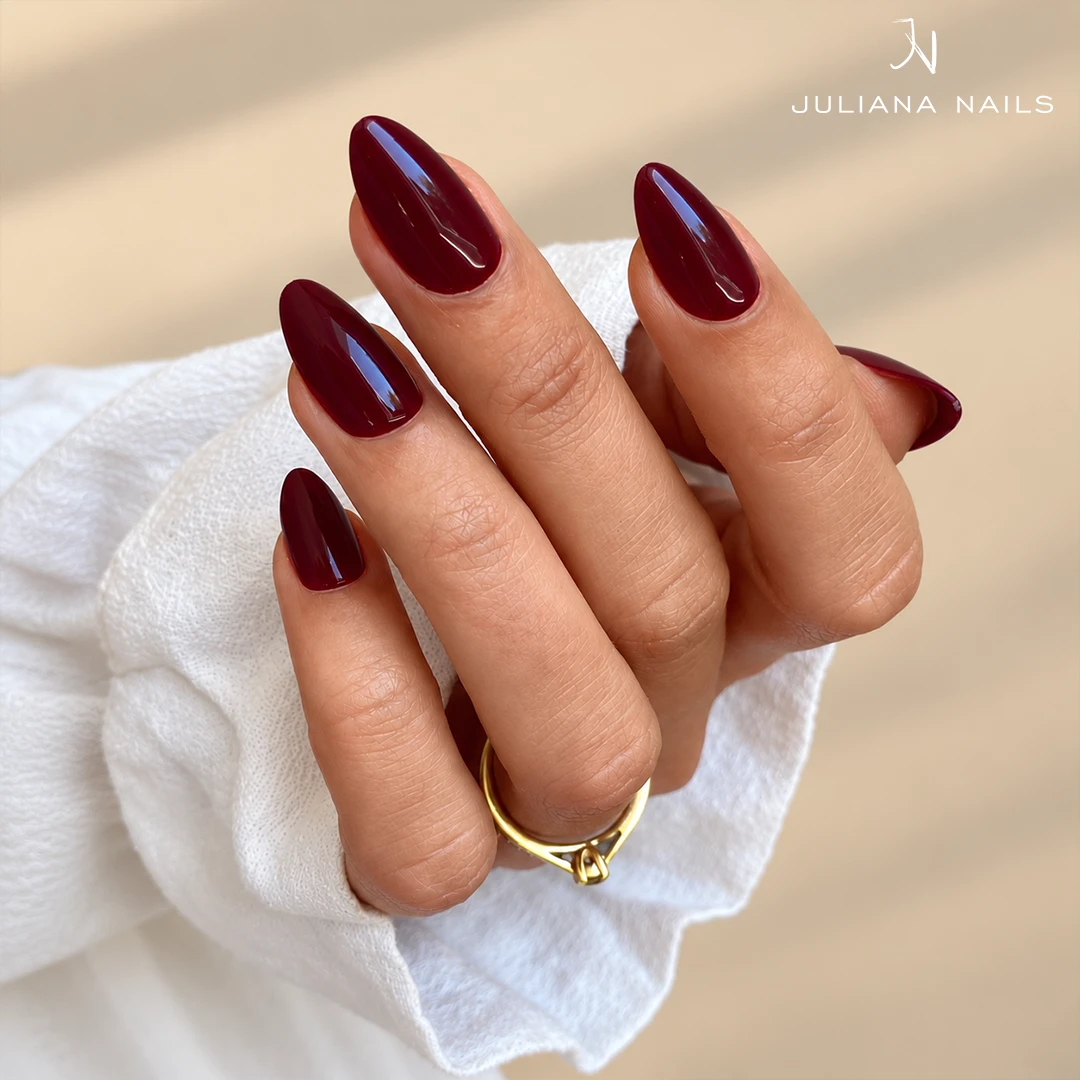 Soft Gel Press Ons – Dark Cherry na modelu