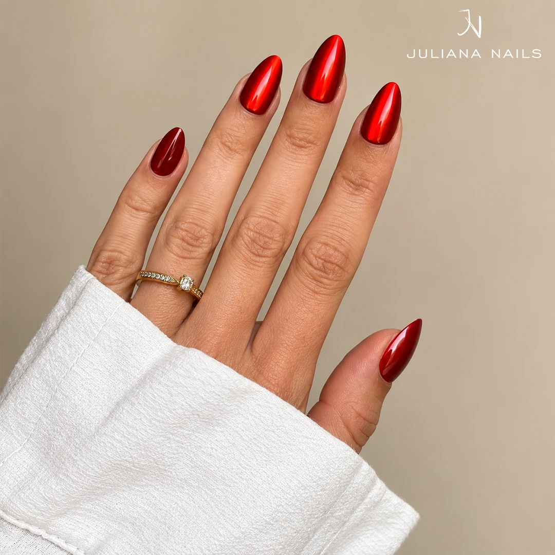 Soft Gel Press Ons – Red Cat Eye na modelu