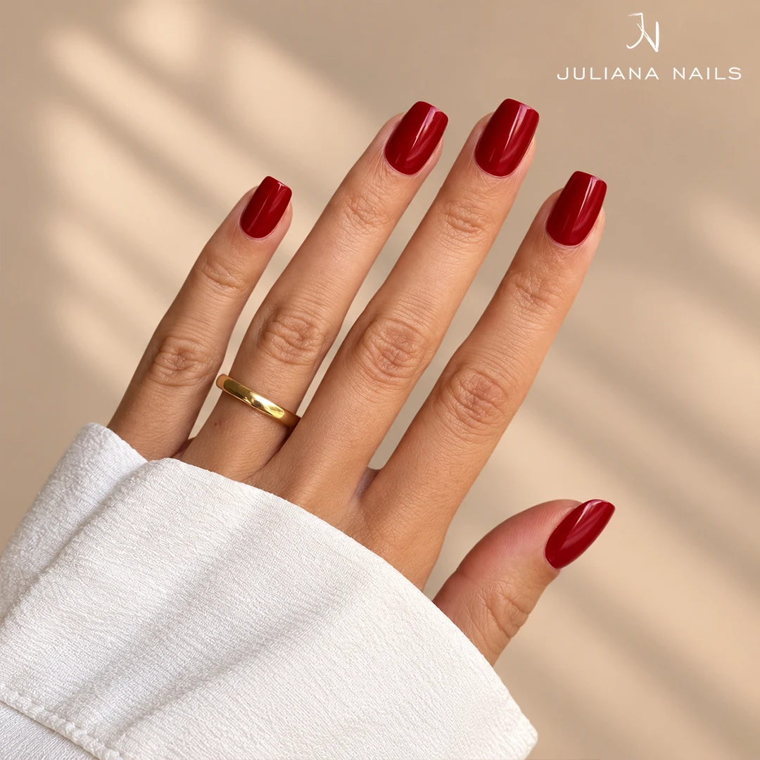 Soft Gel Press Ons – Ruby Red na modelu