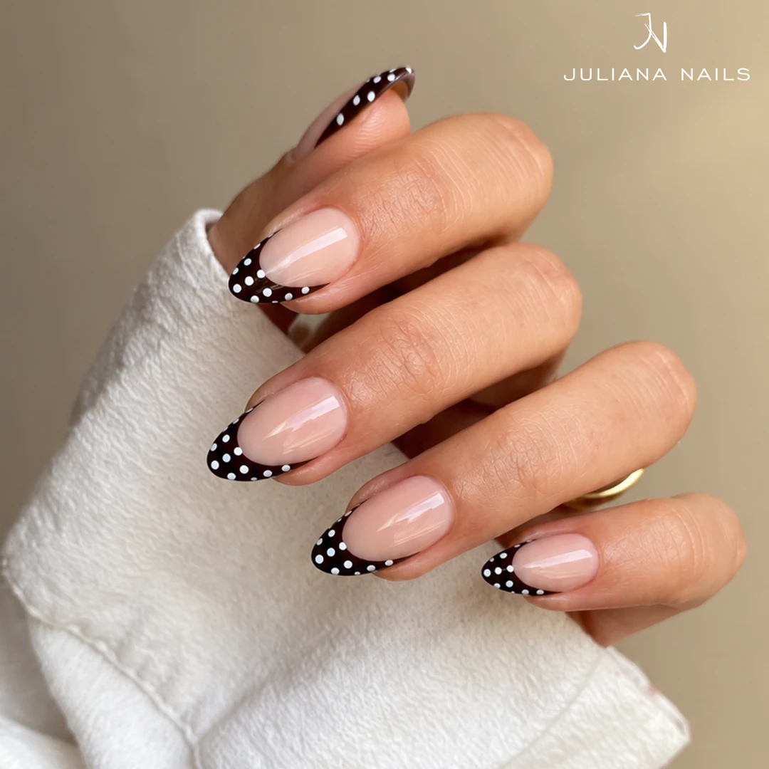 Soft Gel Press Ons – Polka Dot French na modelu