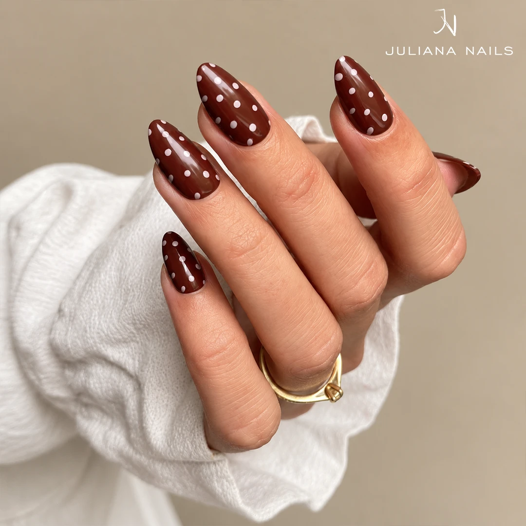 Soft Gel Press Ons – Polka Dots na modelu